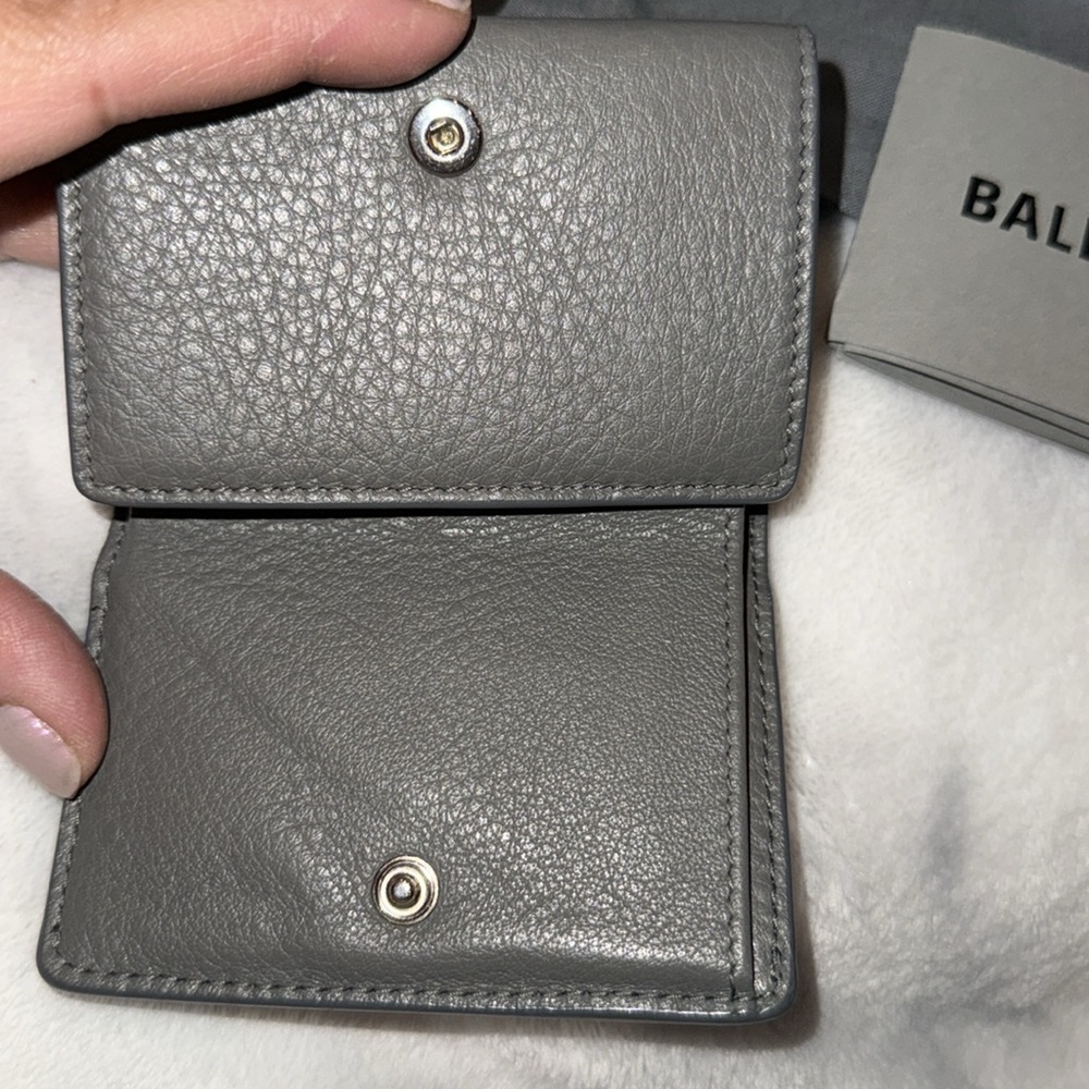 Preloved Balenciaga Papier grey leather wallet great condition 2.75”X 3.75” - Picture 6 of 12